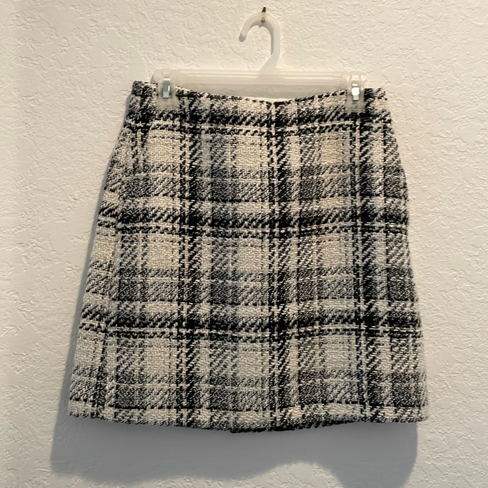 LOFT Women’s Tweed Black and White mini skirt with pockets, Size 2